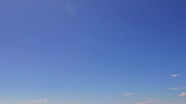 Paysage estival de paradis lagune plage voyage par l'océan bleu aqua et fond de sable blanc près du récif - Séquence, vidéo