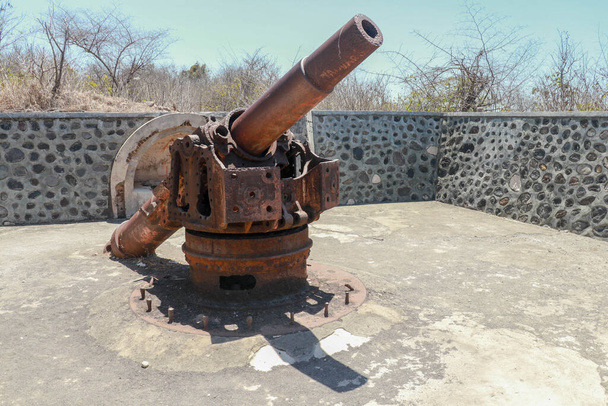 Ortaçağ kulesinde antik savaş topu bulundu. Koruma ve güç kavramı. Endonezya, Lombok Adası 'nda top. - Fotoğraf, Görsel