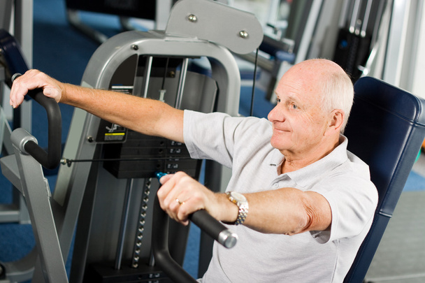 Hombre mayor haciendo ejercicio en el gimnasio
 - Foto, imagen