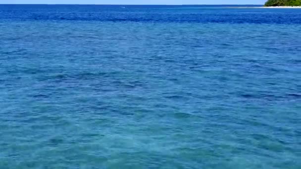 Teplé panorama krásného ostrova plážový čas mělké moře s bílým písečným pozadím na slunci - Záběry, video