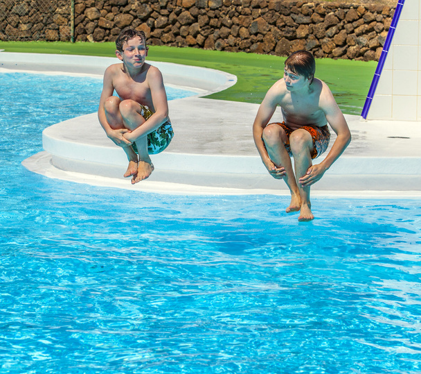 zwei Freunde springen in den Pool - Foto, Bild