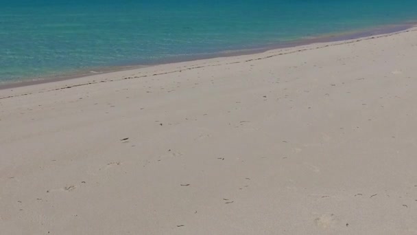Paisaje cálido de vacaciones de playa exóticas vistas al mar por aqua azul océano con fondo de arena blanca cerca de la barra de arena - Metraje, vídeo