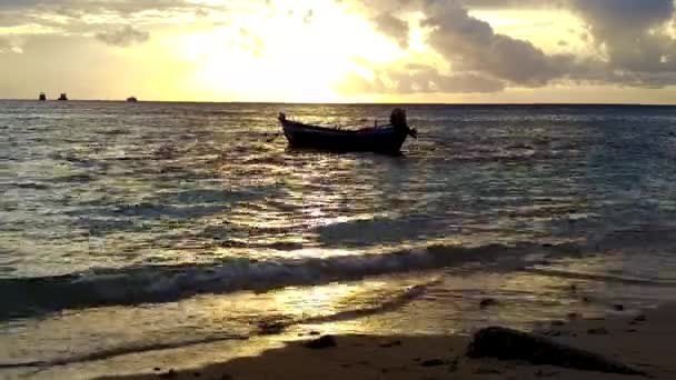 Slunečné textury ráje ostrov pláž životní styl podle modré laguny s bílým pískem pozadí v blízkosti palem - Záběry, video