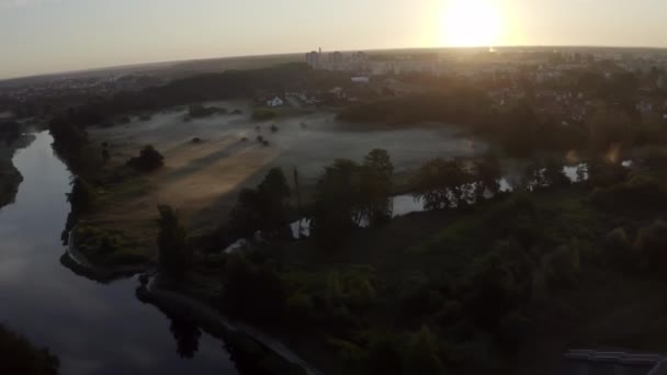 Όμορφη θέα στο φωτεινό ηλιοβασίλεμα πάνω από ομιχλώδες χωριό  - Πλάνα, βίντεο