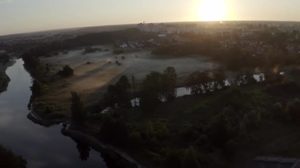 Hermosa vista al amanecer brillante por encima de la aldea brumosa  - Imágenes, Vídeo
