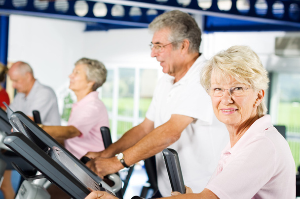 starší lidé, cvičení v tělocvičně - Fotografie, Obrázek