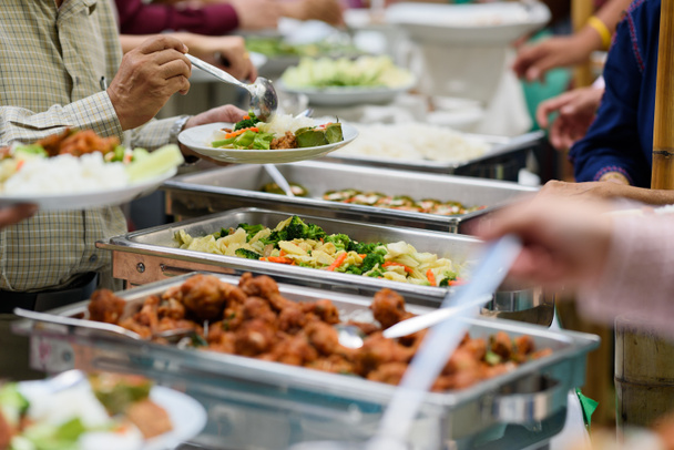 Buffetvoeding, cateringparty in restaurant, mini-hapjes, snacks en hapjes - Foto, afbeelding