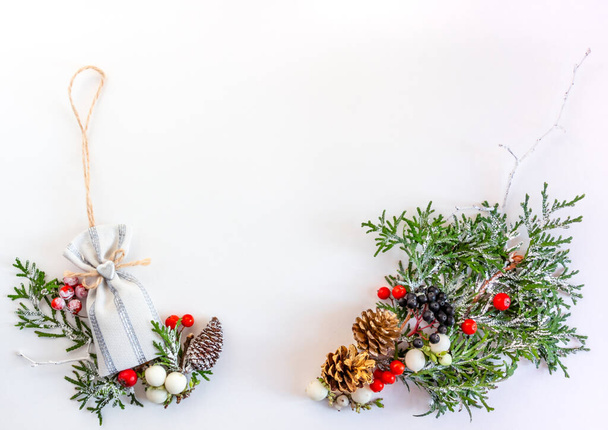 Carte de Noël et Nouvel An, composition, épicéa, cônes, baies sur fond blanc. Pose plate, espace de copie, vue de dessus - Photo, image