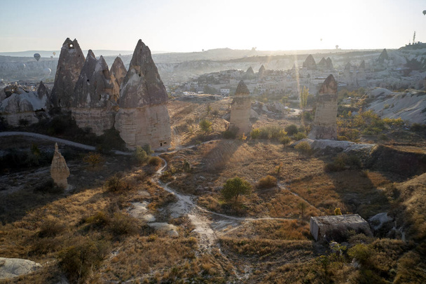 Pohled na kamenné útvary v údolí Cappadocia. - Fotografie, Obrázek