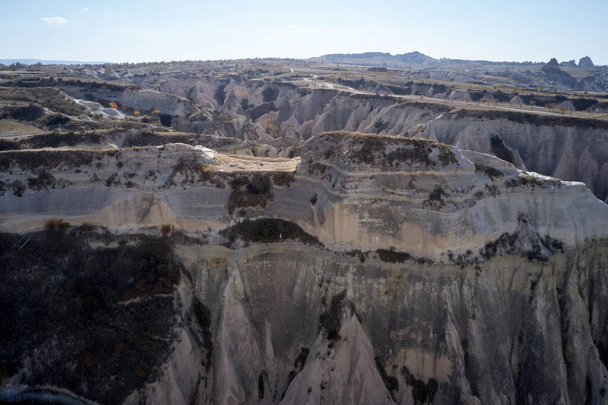 Krásný výhled na údolí Cappadocia s geologickými útvary - Fotografie, Obrázek