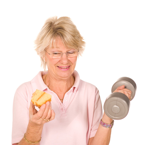 Зрелая пожилая женщина выбирает диету или упражнения
 - Фото, изображение