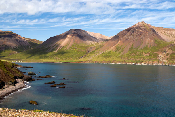 Hermoso paisaje de la costa. Borgarfjordur Eystri, Islandia Oriental. Océano Atlántico y montañas. Lugar idílico. - Foto, Imagen