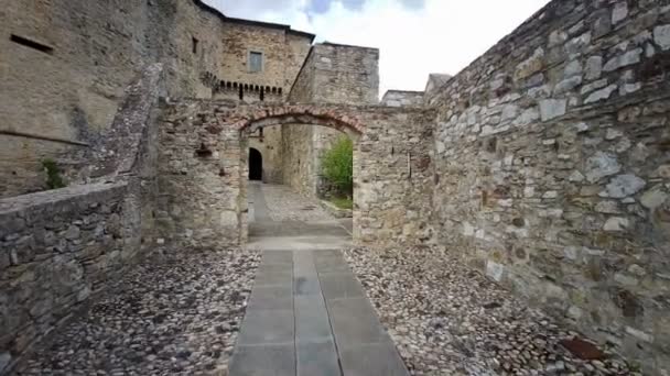 parma bardi mittelalterlicher Burggang, der zum Turm führt. Hochwertiges 4k Filmmaterial - Filmmaterial, Video