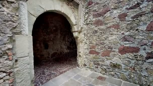 wejście do średniowiecznego zamku parma bardi na most zwodzony. Wysokiej jakości materiał 4k - Materiał filmowy, wideo