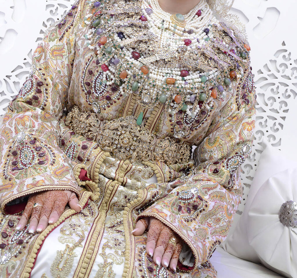Το παραδοσιακό φόρεμα της μαροκινής νύφης. Όμορφη νύφη φορώντας μαροκινό καφτάνι και πολύτιμα κοσμήματα - Φωτογραφία, εικόνα