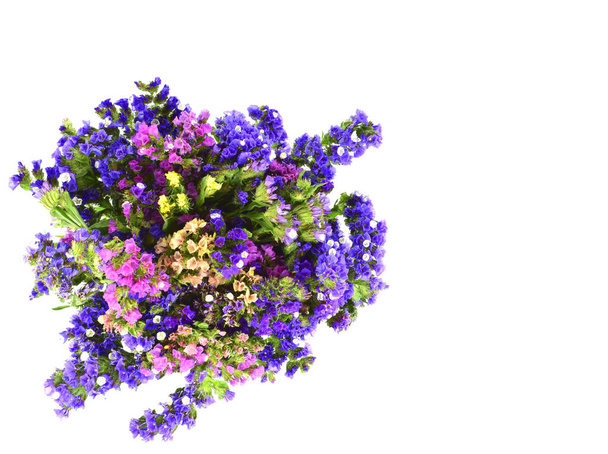 Bouquet de fleurs de limonium, également connu sous le nom de lavande de mer, statice, caspia sur le fond blanc. Vue de dessus. Espace de copie. - Photo, image