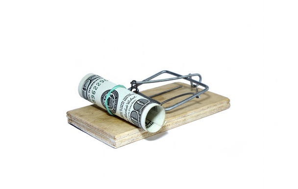 geladen muizenval met aas in de vorm van honderd dollarbiljetten - Foto, afbeelding