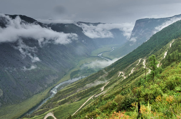 a dangerous road through the Katu-Yaryk pass, descends into the river valley. - Foto, immagini