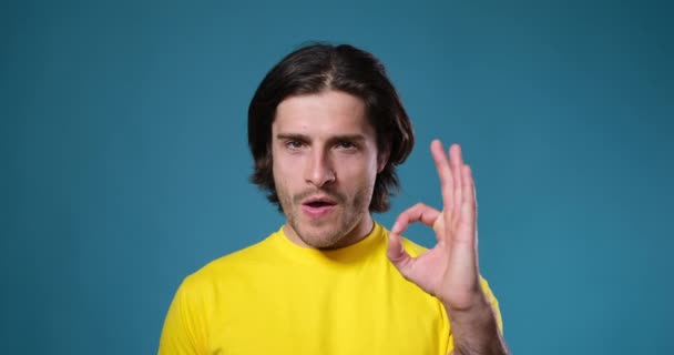 Muž dává palce nahoru a OK gesto - Záběry, video