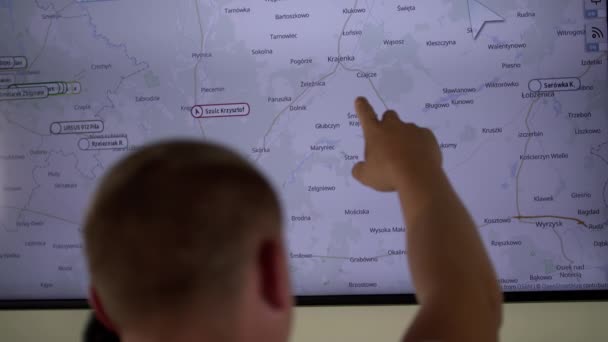 Slow-mo: Ingenieur zeigt mit dem Finger auf eine Landkarte - Filmmaterial, Video