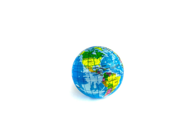 Globo del mundo en primer plano, aislado sobre un fondo blanco - Foto, Imagen