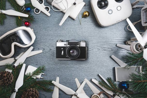 Klasik kamera, Hi Tech seyahat aleti ve aksesuarlar gri ahşap masa, drone ve vintage kamera, noel hediyeleri - Fotoğraf, Görsel
