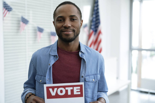 Black man with voting card - Foto, Imagen