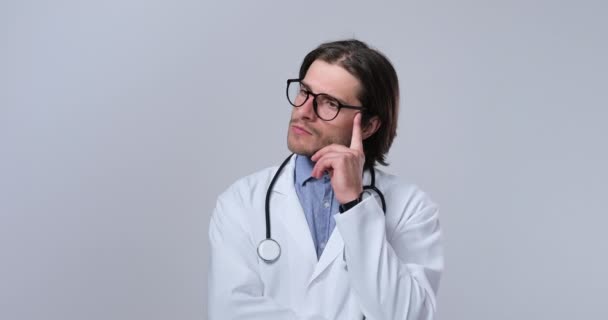 Γιατρός σκέφτεται για μια λύση στα προβλήματά του - Πλάνα, βίντεο