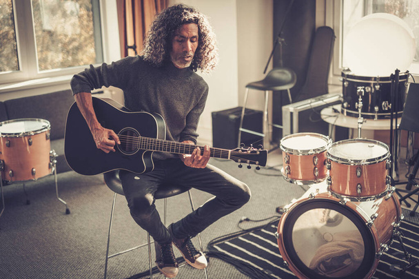 Guitariste masculin concentré Jouer de la guitare au studio . - Photo, image