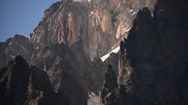 Statikus felvétel a Gránithegycsúcsokról. Olasz Alpok Scenic Landscape. - Felvétel, videó