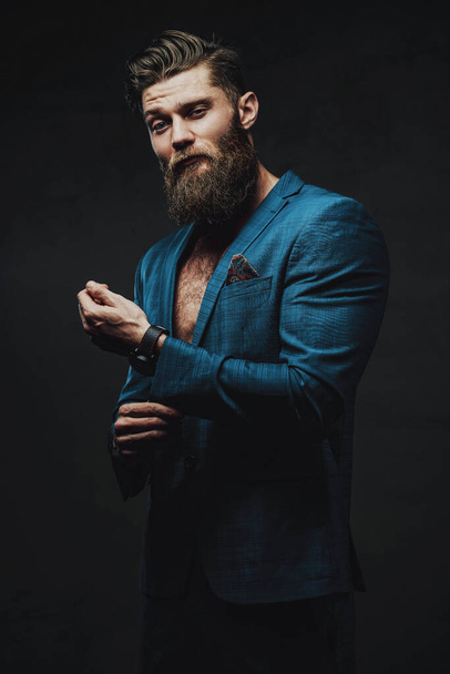 Uomo d'affari moderno in giacca personalizzata su sfondo scuro - Foto, immagini