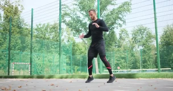 Αθλητής που τεντώνει και ετοιμάζεται για προπόνηση - Πλάνα, βίντεο