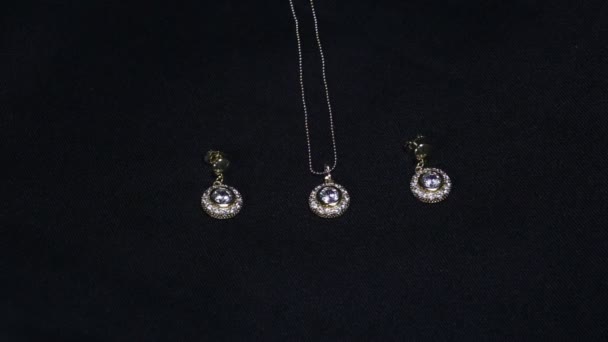 Бриллиантовое ожерелье с бриллиантовыми серьгами. - Кадры, видео