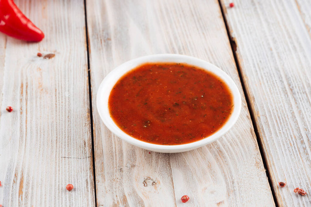 Вид сбоку на красный пряный соус для мяса  - Фото, изображение