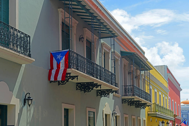 Edificio histórico en la Calle de la Fortaleza en la Calle del Cristo en el Viejo San Juan, Puerto Rico. - Foto, Imagen