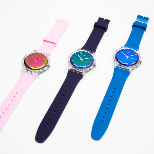 Londres, GB 07.10.2020 - três relógio de quartzo suíço moderno Swatch - Foto, Imagem