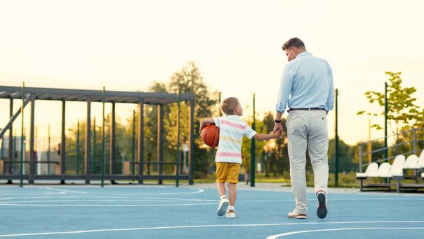 Padre e hijo en la cancha de baloncesto en verano - Foto, Imagen