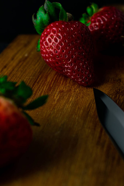 Fresh juicy strawberries on a wooden board - Foto, Imagen
