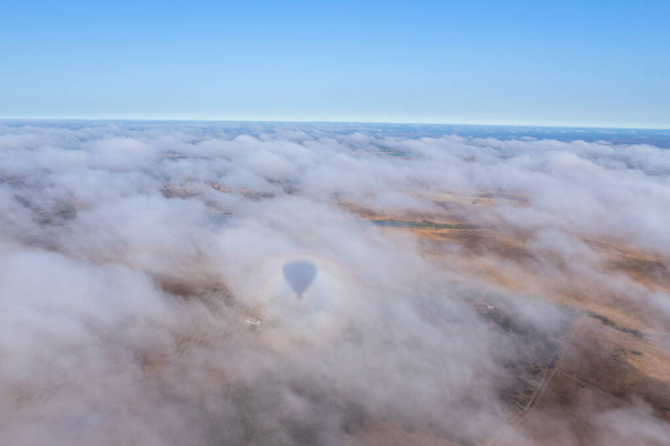 Alentejo地域では、雲やフィールドの上に熱気球。ポルトガル. - 写真・画像