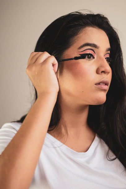 Uma foto de close-up de uma jovem latina fazendo maquiagem - Foto, Imagem