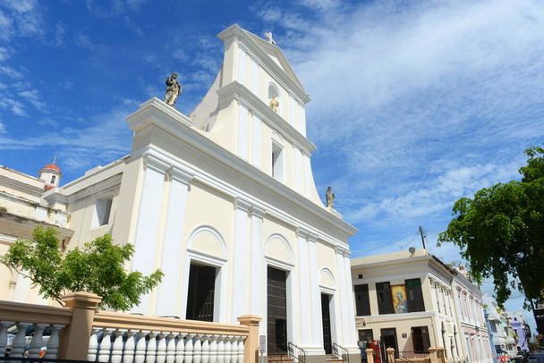 De Kathedraal van San Juan Bautista is een rooms-katholieke kathedraal in Puerto Rico. Deze kerk is gebouwd in 1521 en is de oudste kerk in de Verenigde Staten. - Foto, afbeelding