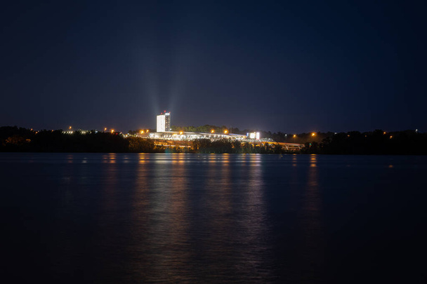 ΑΛΕΞΑΝΔΡΙΑ, Ηνωμένες Πολιτείες - 16 Σεπτεμβρίου 2020: Αλεξάνδρεια, Βιρτζίνια / ΗΠΑ - Μια νυχτερινή φωτογραφία του MGM National Harbor Casino. - Φωτογραφία, εικόνα