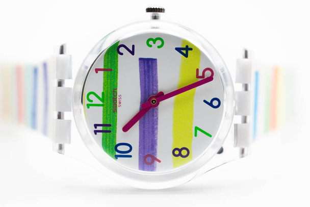 Лондон, Великобритания 07.10.2020 - Swatch в трехмерном пластиковом корпусе свинг сделал часы крупным планом - Фото, изображение