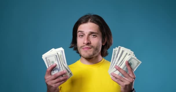 Muž držící balík dolarů v hotovosti - Záběry, video