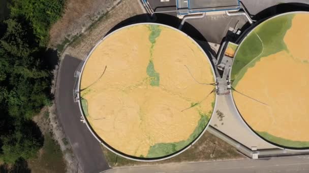 Fransa 'nın l' Isle-sur-la-Sorgue kentindeki bir kanalizasyon arıtma tesisinin üstündeki havadan çekim. - Video, Çekim