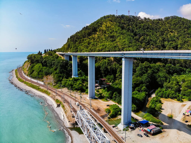 Afstandelijk uitzicht op moderne brug weg in de zomer bergen - Foto, afbeelding