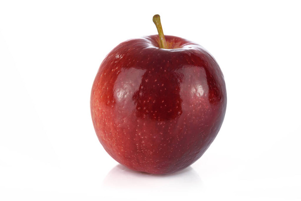 Manzana roja madura perfecta aislada sobre fondo blanco en primer plano - Foto, imagen