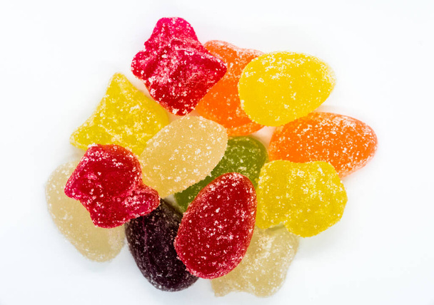 Красочные конфеты с мармеладом на белом фоне - Фото, изображение
