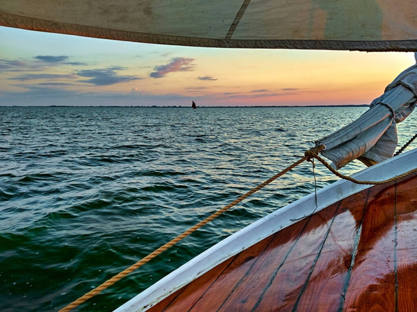 Żeglarstwo jachtowe o pięknym zachodzie słońca w suma. - Zdjęcie, obraz