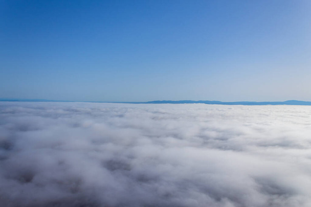 Globo de aire caliente en la región del Alentejo, sobre las nubes. Portugal. - Foto, Imagen
